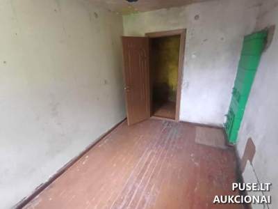 45.47 kv. m butas su ūkiniu pastatu ir žemės sklypu Plungės rajone, Papievių kaime už 1230 EUR